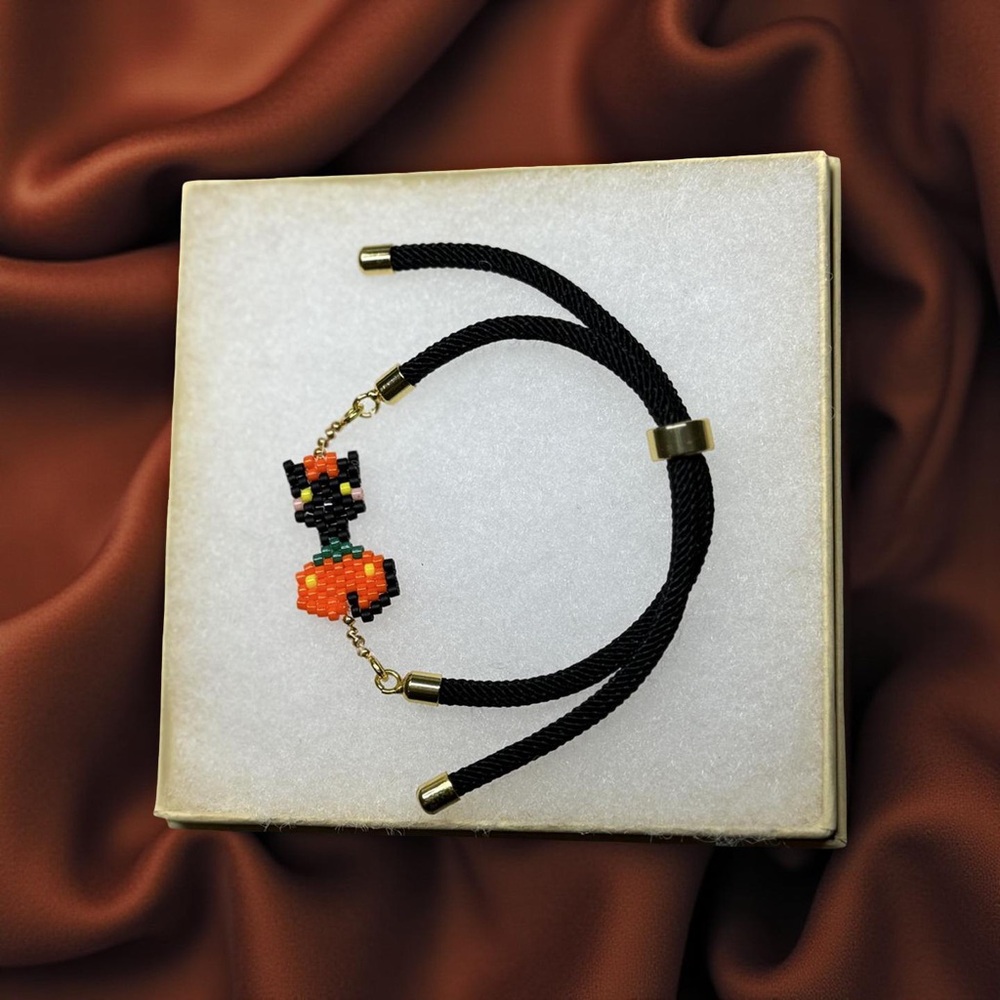 Hand crafted Beaded Black Halloween Cat Adjustable Cord Bracelet Gold Accents - Picture 4 of 7